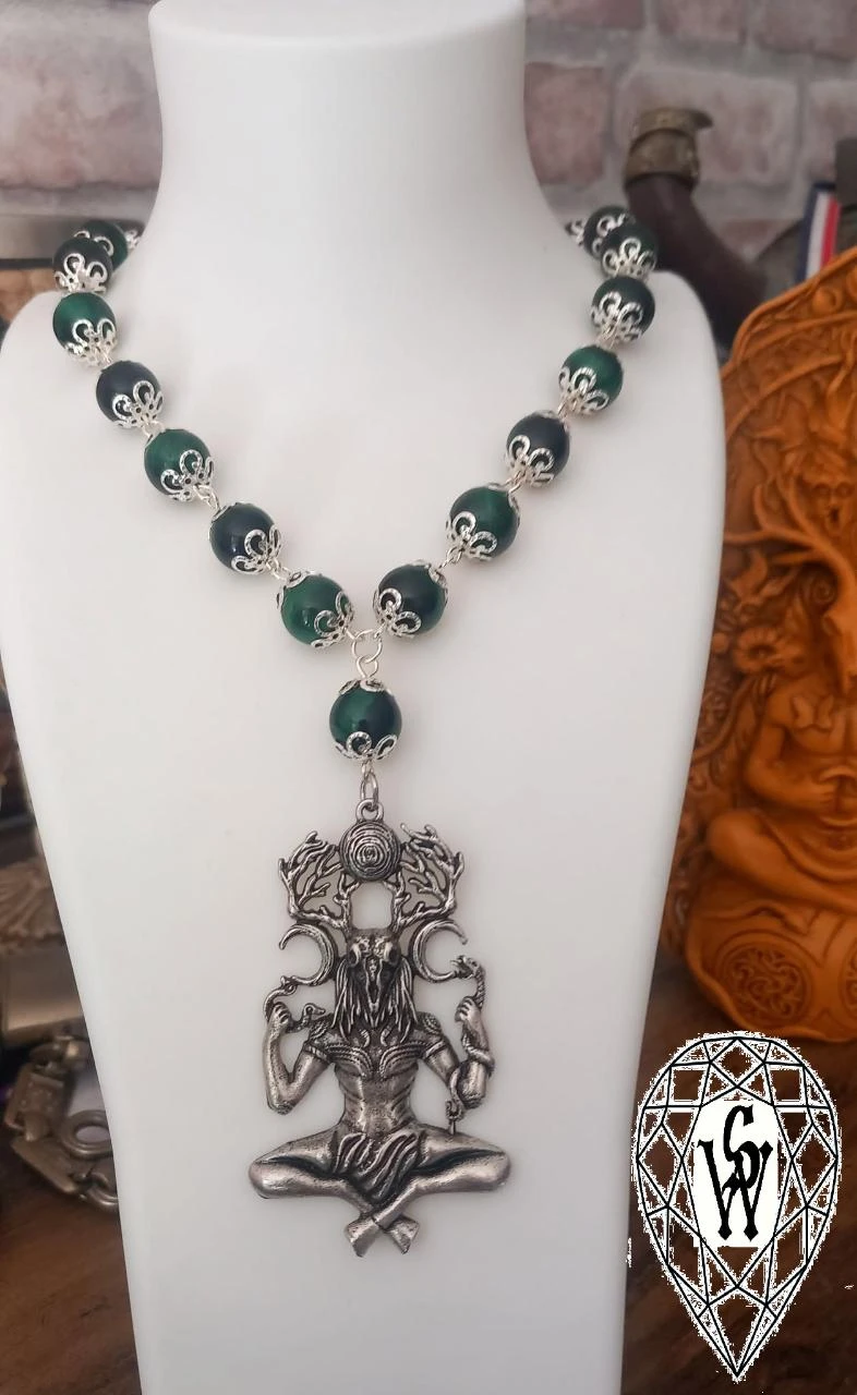 Collier Cernunnos ornés de perles naturelles d'oeil de tigre verte
